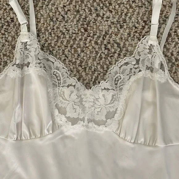 Vanity Fair White Nylon Dress Slip Y2K - Picture 2 of 9